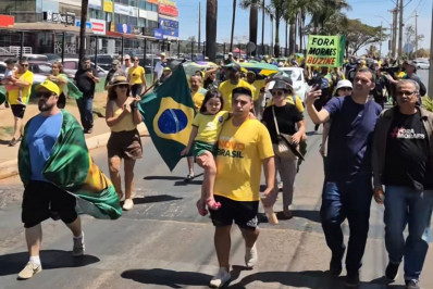 Bolsonaristas fazem oração em frente ao condomínio do ex-presidente