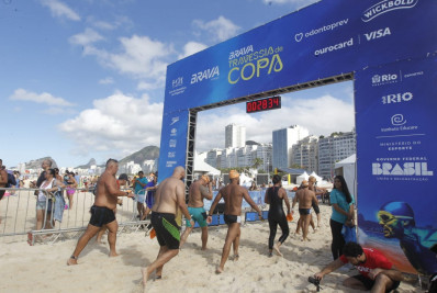 Travessia de Copa reúne centenas de nadadores na Zona Sul