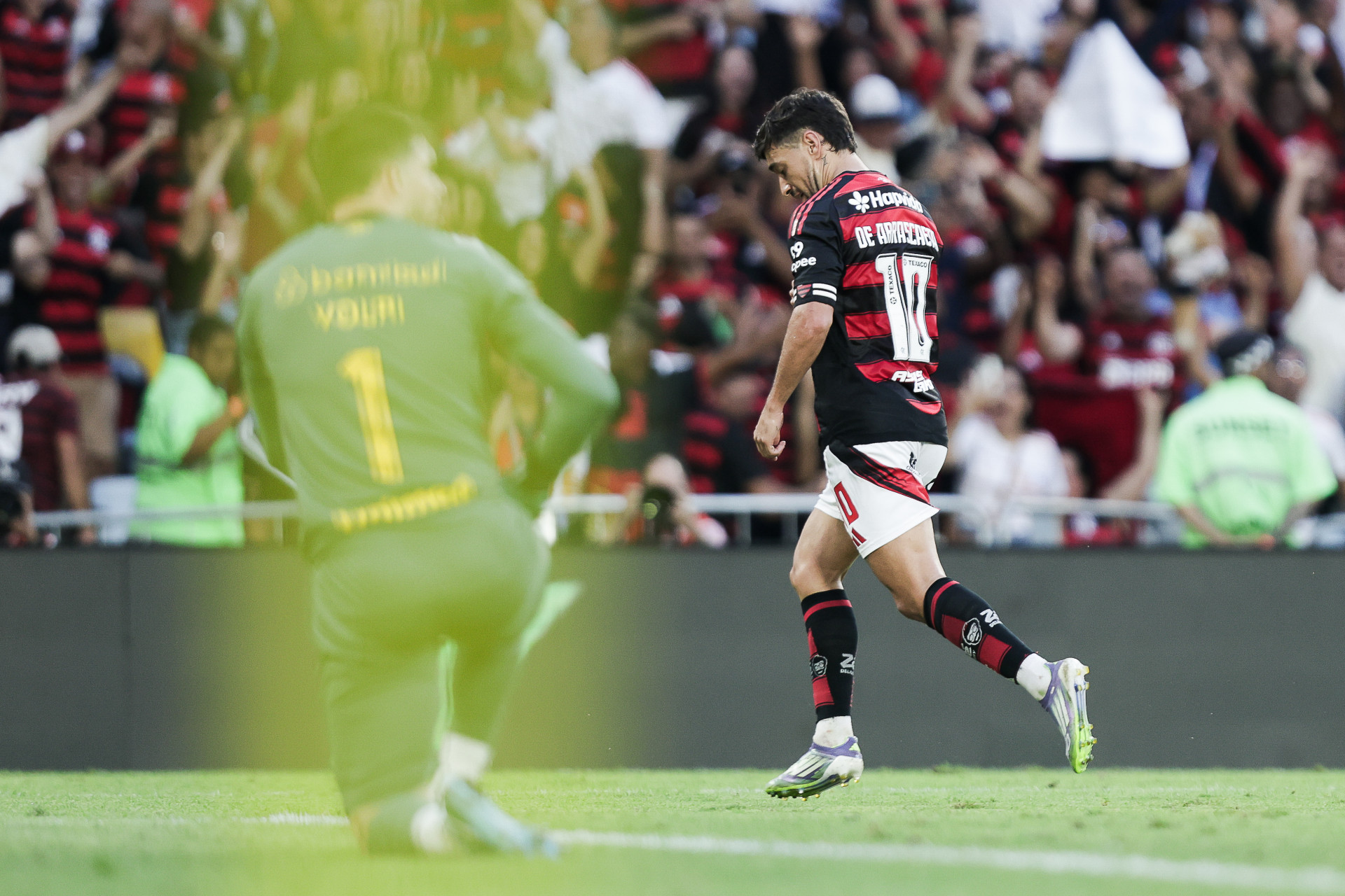 Arrascaeta celebra gol marcado pelo Flamengo sobre o Grêmio, no Maracanã - Gilvan de Souza / Flamengo