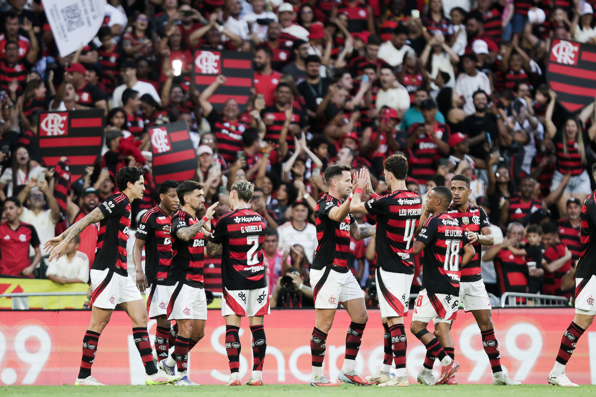 Jogadores do Flamengo celebram gol de Arrascaeta sobre o Grêmio, no Maracanã - Gilvan de Souza / Flamengo