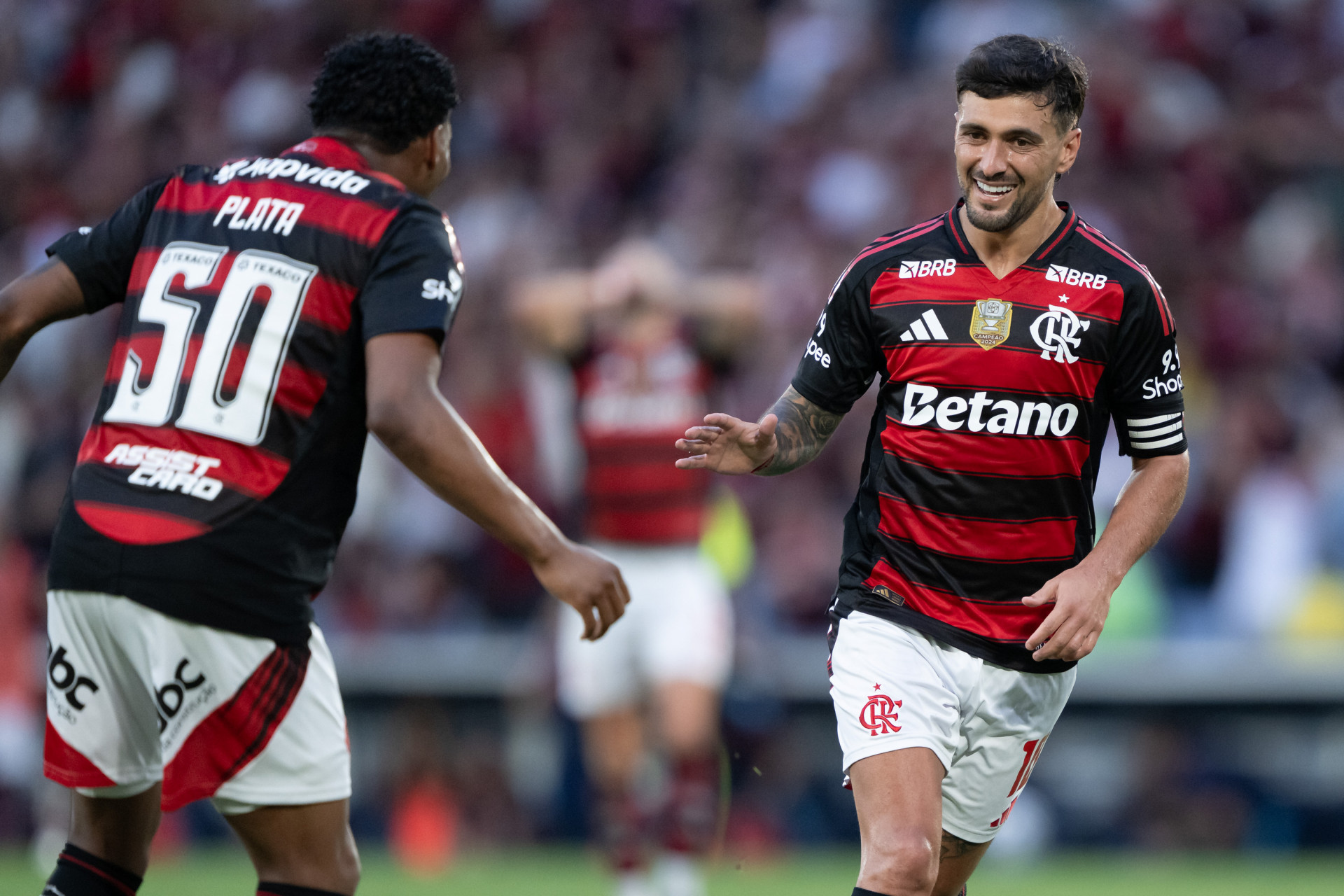 BRASILEIRO A 2025, FLAMENGO X GR&Ecirc;BRASILEIRO A 2025, FLAMENGO X GR&Ecirc;MIO - Arrascaeta jogador do Flamengo comemora seu gol com Plata jogador da sua equipe durante partida contra o Gr&ecirc;mio no est&aacute;dio Maracan&atilde; pelo campeonato Brasileiro A 2025.   Foto: JORGE RODRIGUES/AGIF - AG&Ecirc;NCIA DE FOTOGRAFIA/ESTAD&Atilde;O CONTE&Uacute;DO - JORGE RODRIGUES/AGIF - AG&Ecirc;NCIA DE FOTOGRAFIA/ESTAD&Atilde;O CONTE&Uacute;DO