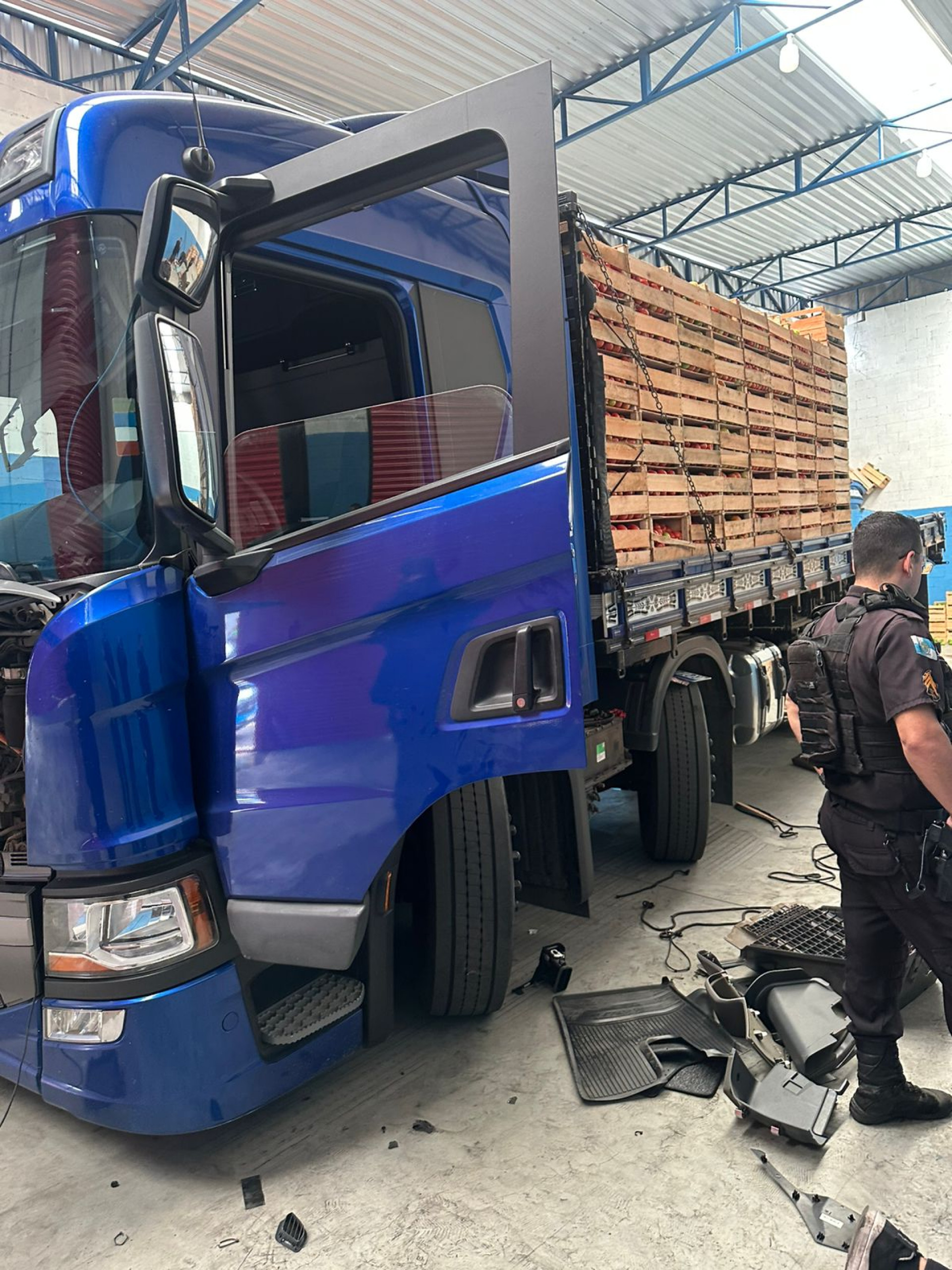 Caminhão com carga de hortaliças foi recuperado por policiais do 20º BPM, em Nova Iguaçu - Divulgação / Polícia Militar