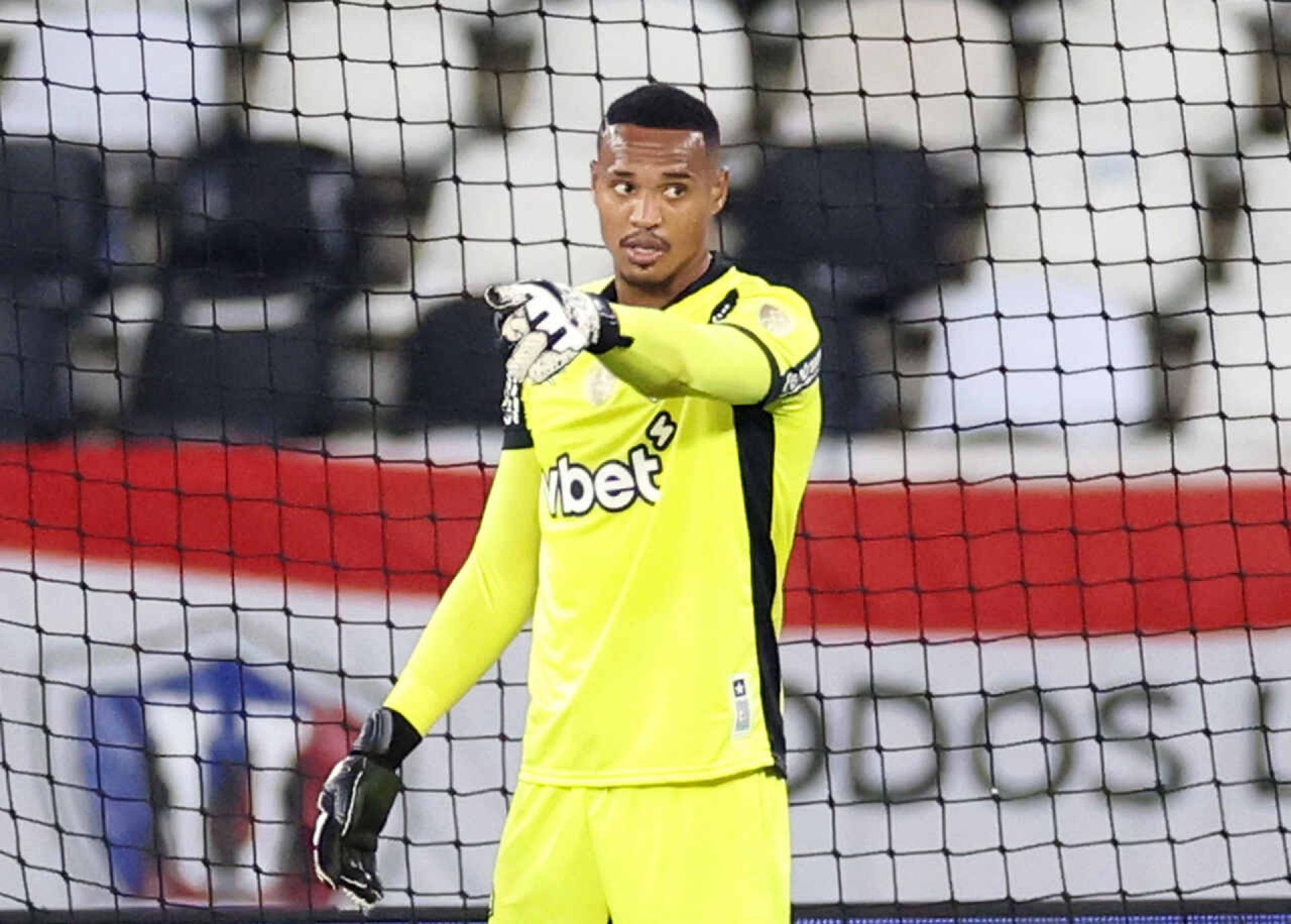 Nottingham Forest oficializa contrata&ccedil;&atilde;o do goleiro John, ex-Botafogo