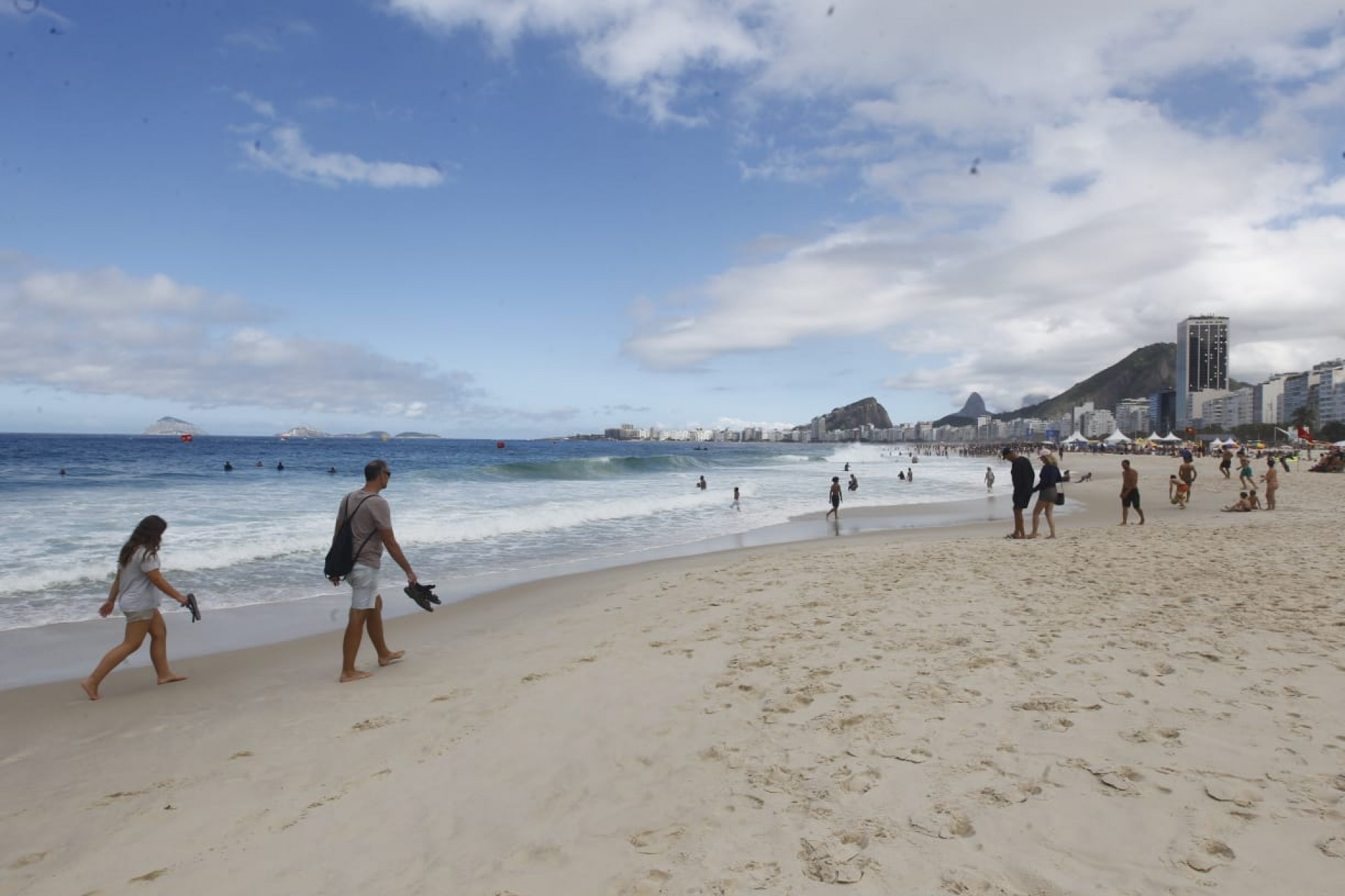 Visitantes aproveitam tempo estável para praticar atividades na Praia do Leme, na Zona Sul - Reginaldo Pimenta / Agência O Dia