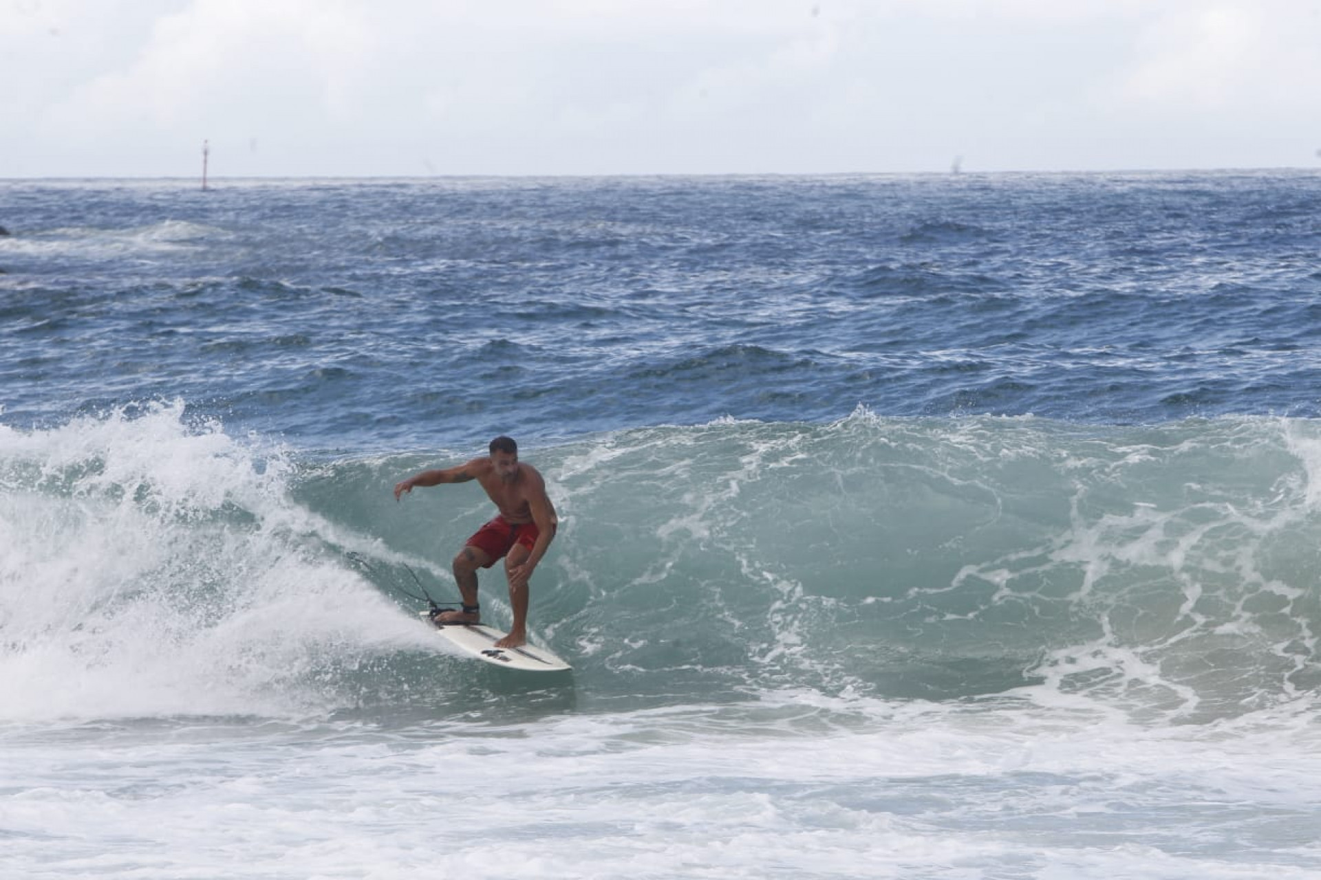 Visitantes aproveitam tempo estável para praticar atividades na Praia do Leme, na Zona Sul - Reginaldo Pimenta / Agência O Dia