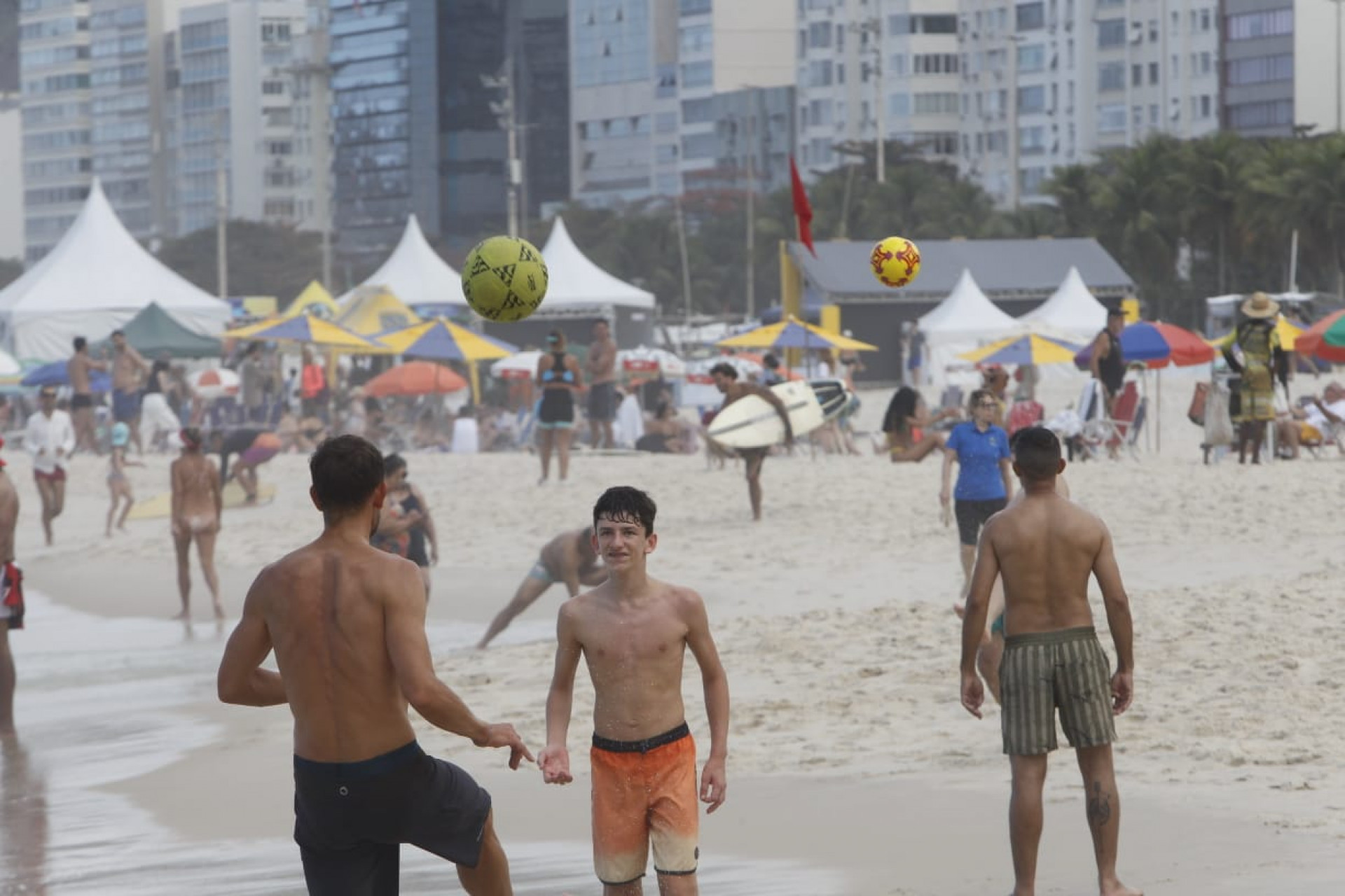 Visitantes aproveitam tempo estável para praticar atividades na Praia do Leme, na Zona Sul - Reginaldo Pimenta / Agência O Dia