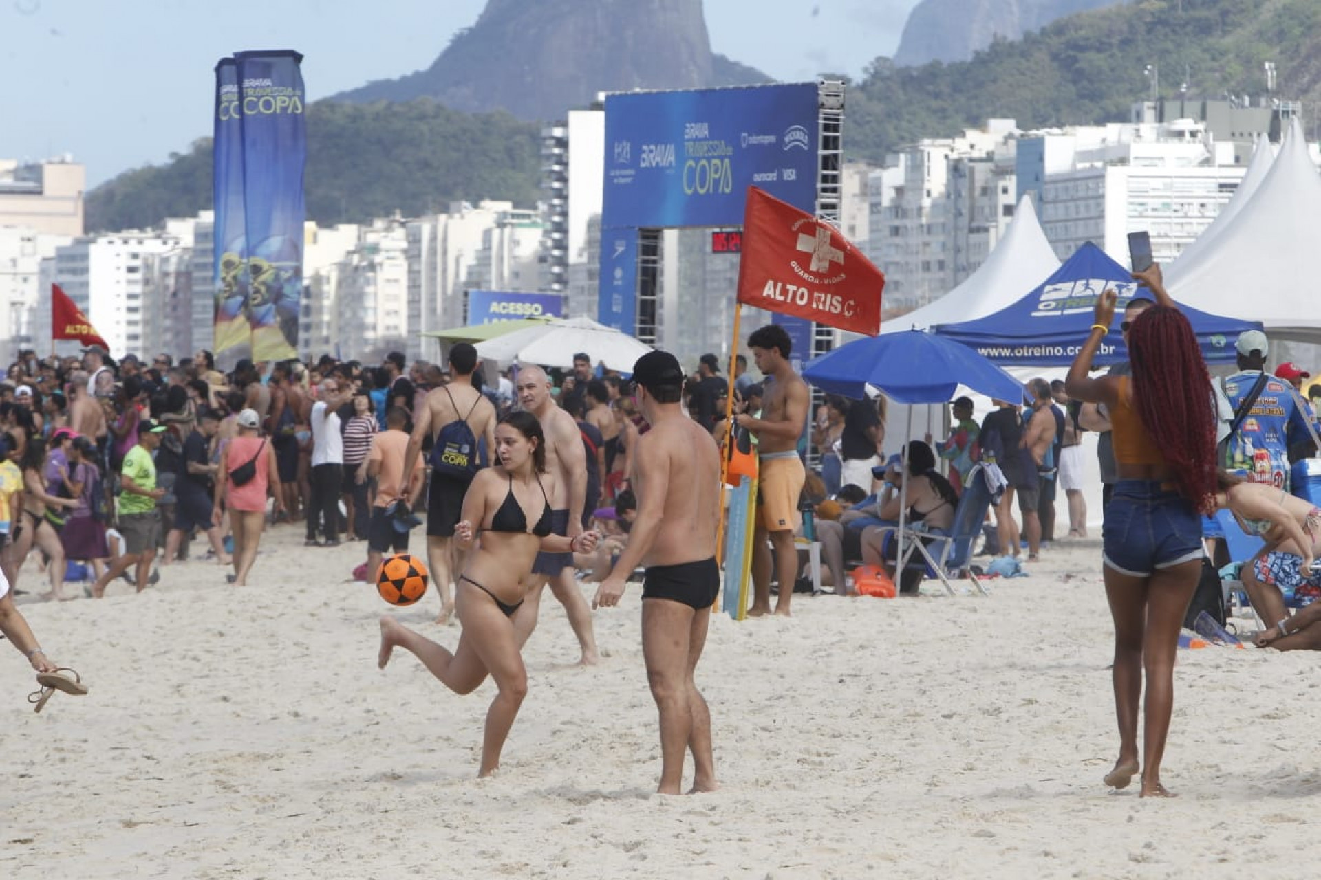 Visitantes aproveitam tempo estável para praticar atividades na Praia do Leme, na Zona Sul - Reginaldo Pimenta / Agência O Dia
