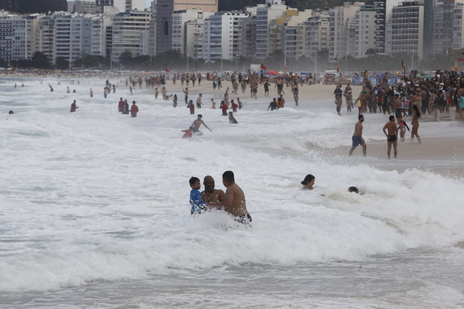 Visitantes aproveitam tempo estável para praticar atividades na Praia do Leme, na Zona Sul - Reginaldo Pimenta / Agência O Dia