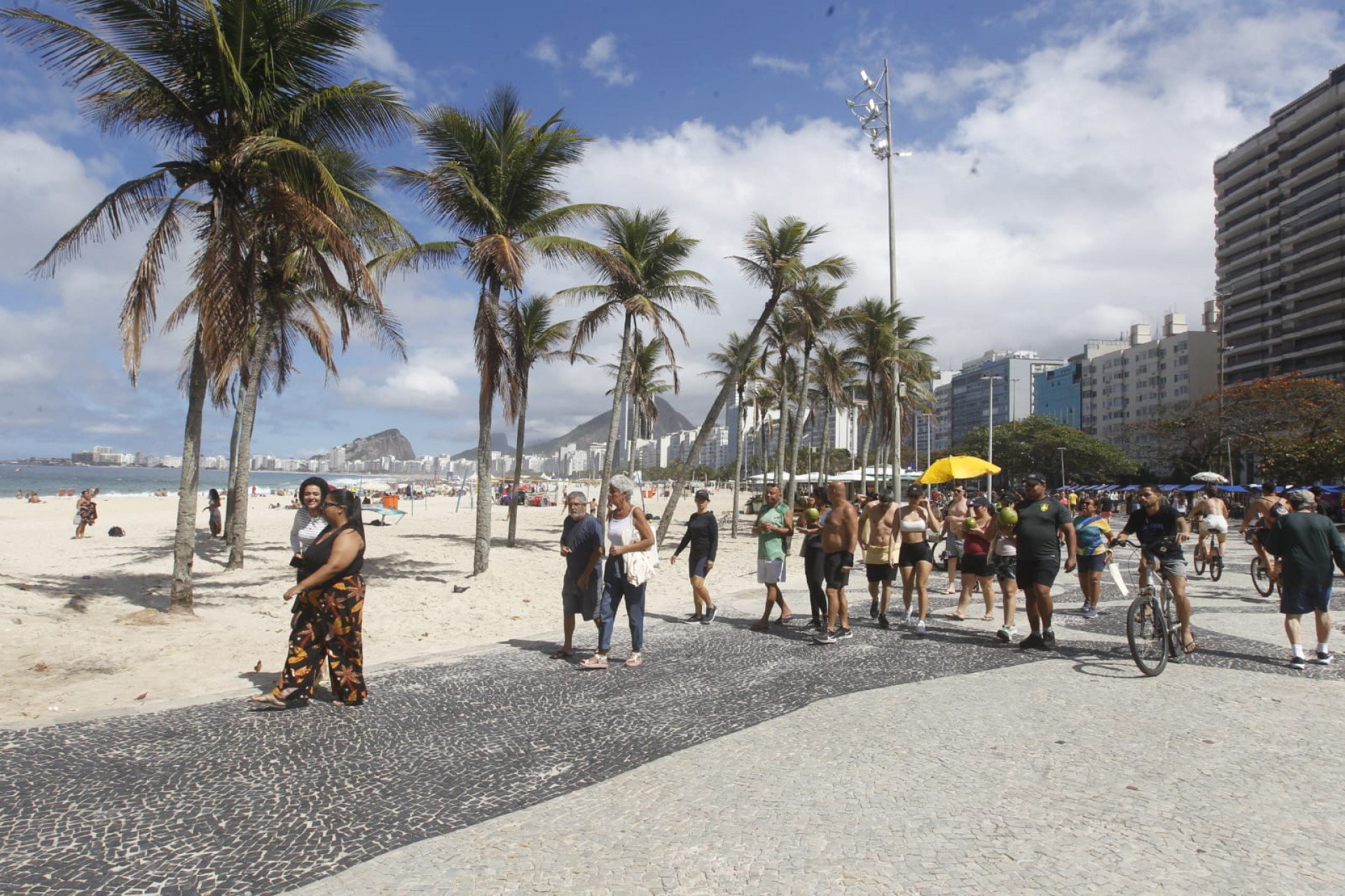 Visitantes aproveitam tempo estável para praticar atividades na Praia do Leme, na Zona Sul - Reginaldo Pimenta / Agência O Dia