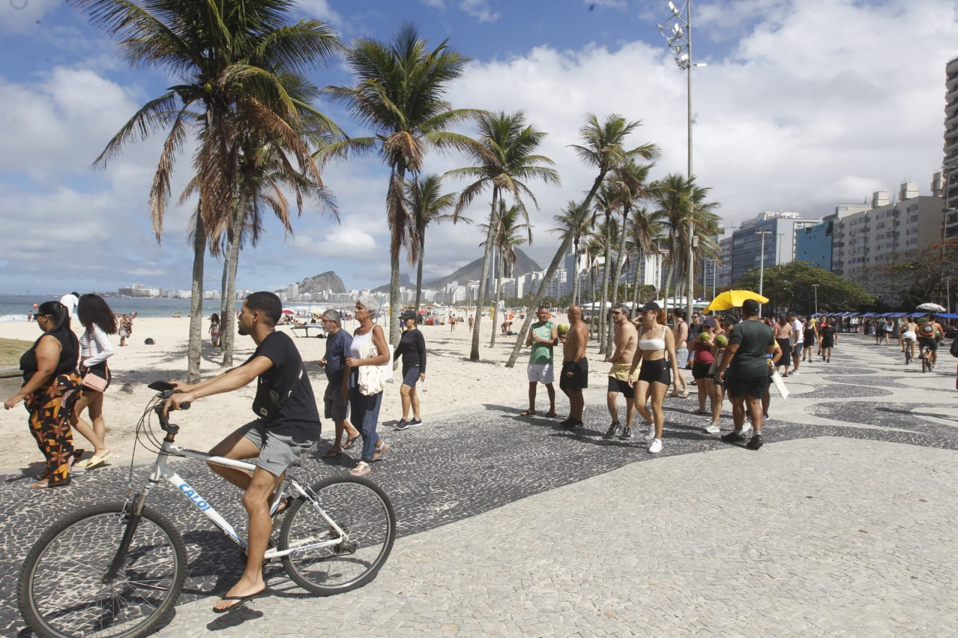 Visitantes aproveitam tempo estável para praticar atividades na Praia do Leme, na Zona Sul - Reginaldo Pimenta / Agência O Dia