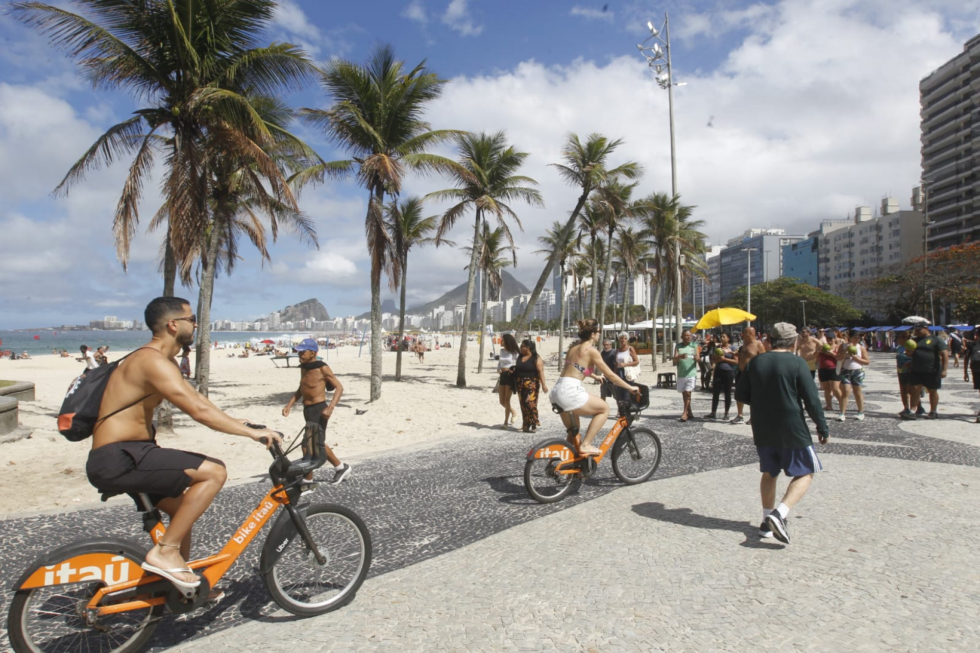 Visitantes aproveitam tempo estável para praticar atividades na Praia do Leme, na Zona Sul - Reginaldo Pimenta / Agência O Dia