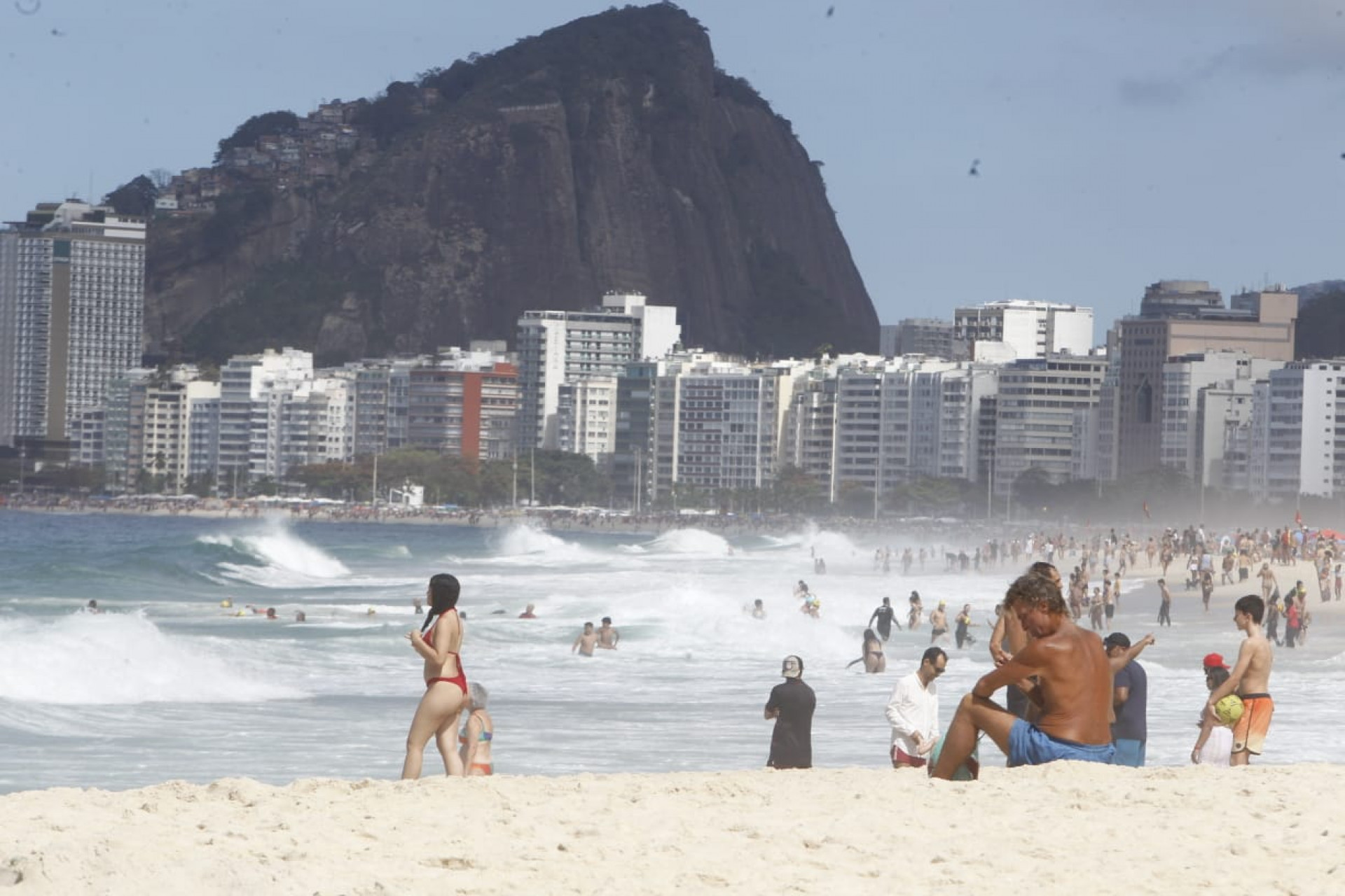 Visitantes aproveitam tempo estável para praticar atividades na Praia do Leme, na Zona Sul - Reginaldo Pimenta / Agência O Dia