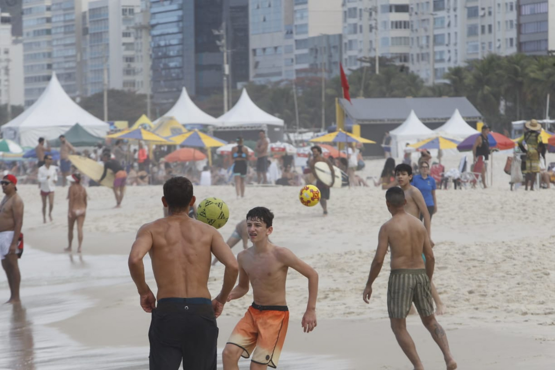 Visitantes aproveitam tempo estável para praticar atividades na Praia do Leme, na Zona Sul - Reginaldo Pimenta / Agência O Dia
