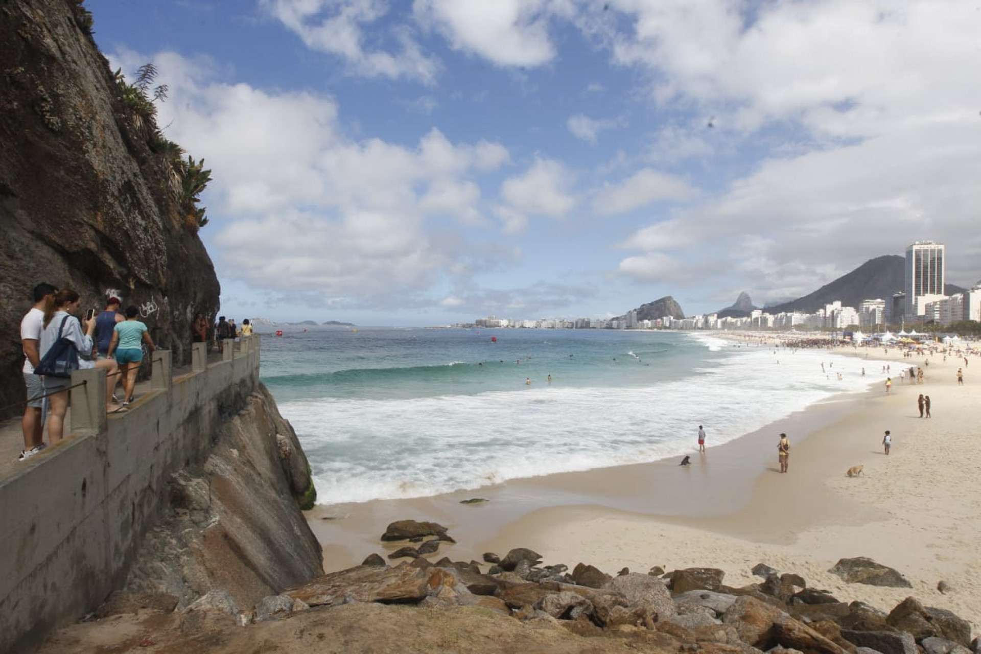 Visitantes aproveitam tempo estável para praticar atividades na Praia do Leme, na Zona Sul - Reginaldo Pimenta / Agência O Dia