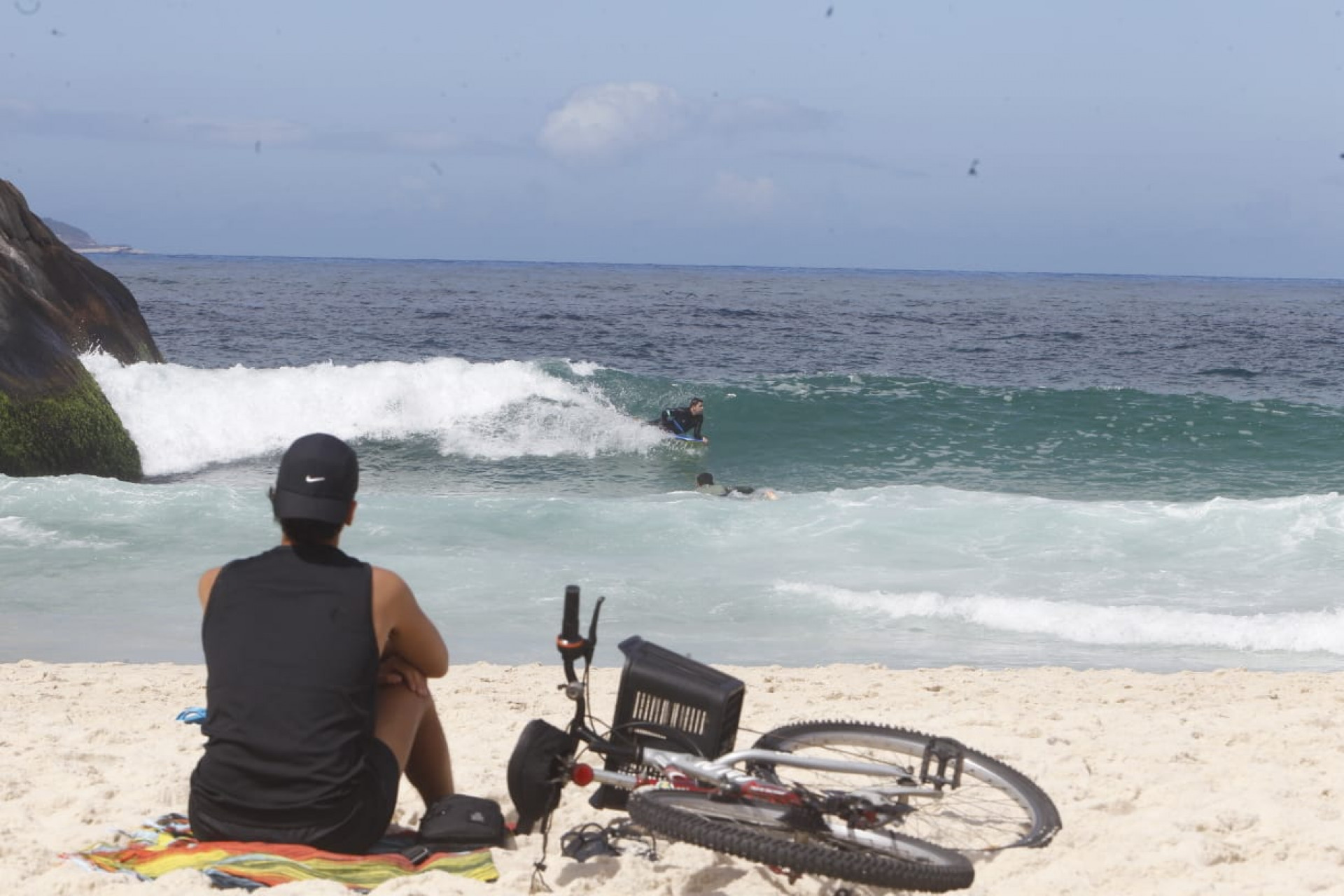 Visitantes aproveitam tempo estável para praticar atividades na Praia do Leme, na Zona Sul - Reginaldo Pimenta / Agência O Dia