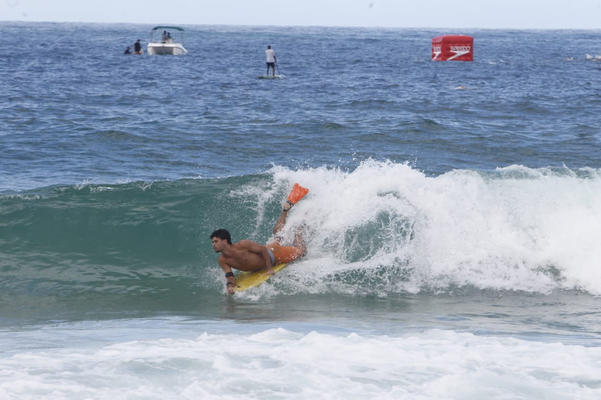 Visitantes aproveitam tempo estável para praticar atividades na Praia do Leme, na Zona Sul - Reginaldo Pimenta / Agência O Dia