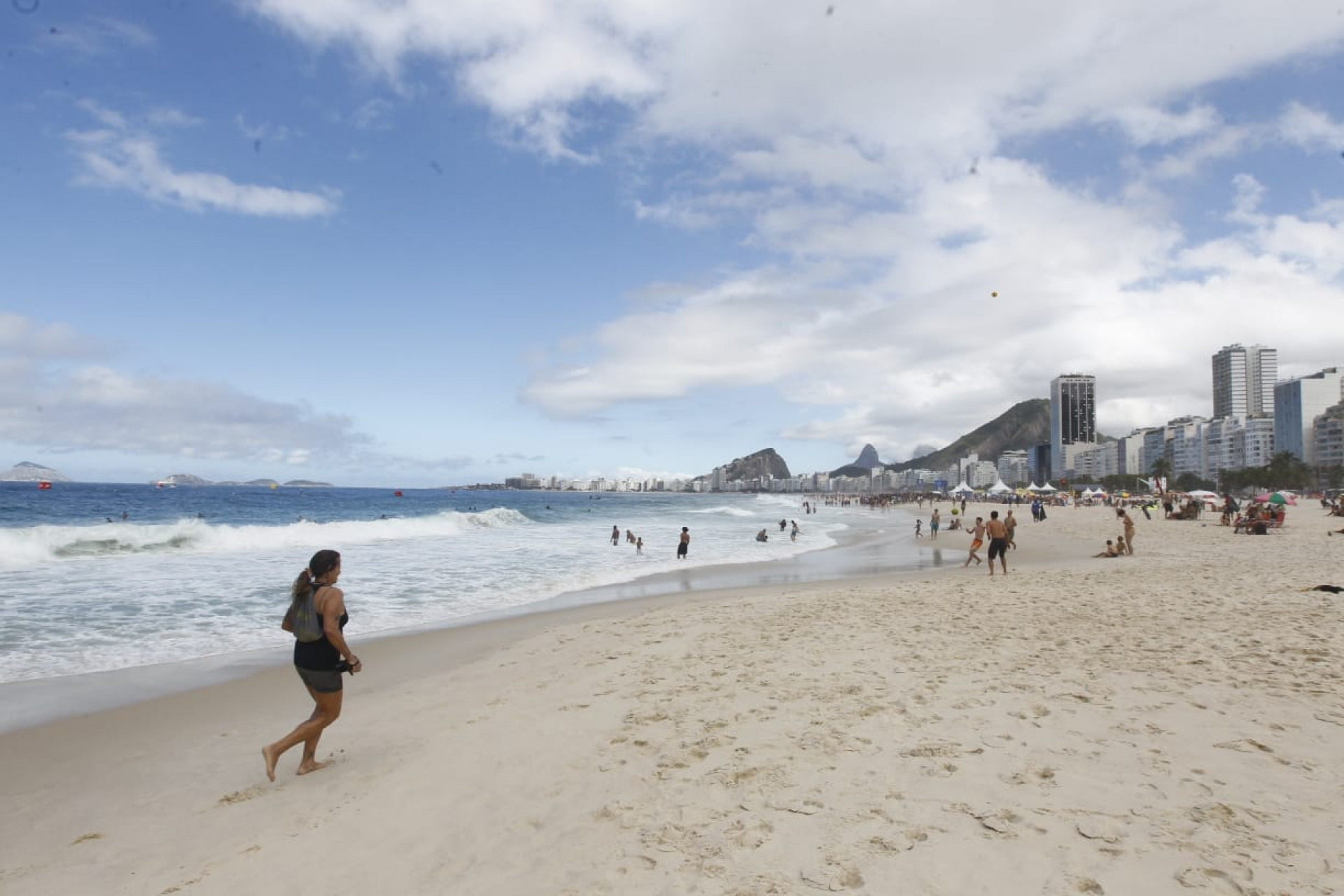 Visitantes aproveitam tempo estável para praticar atividades na Praia do Leme, na Zona Sul - Reginaldo Pimenta / Agência O Dia
