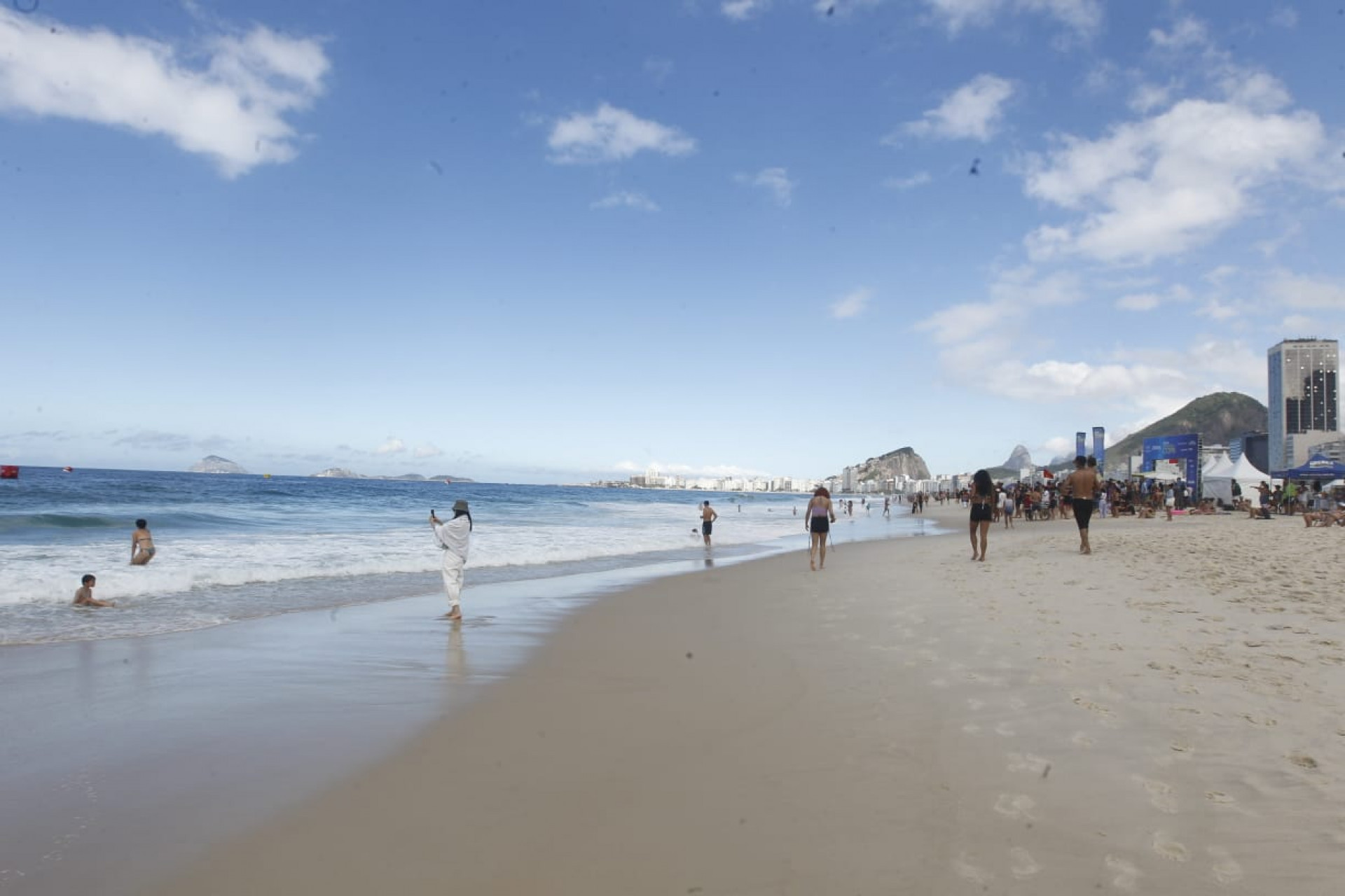 Visitantes aproveitam tempo estável para praticar atividades na Praia do Leme, na Zona Sul - Reginaldo Pimenta / Agência O Dia