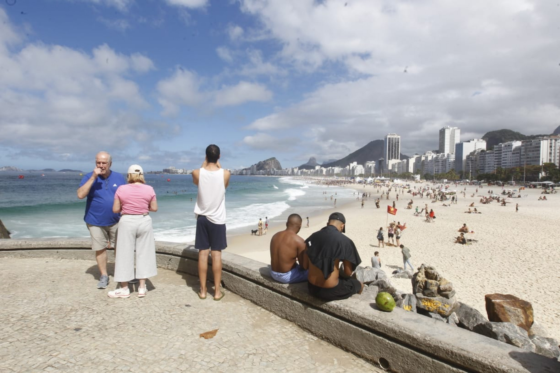 Visitantes aproveitam tempo estável para praticar atividades na Praia do Leme, na Zona Sul - Reginaldo Pimenta / Agência O Dia
