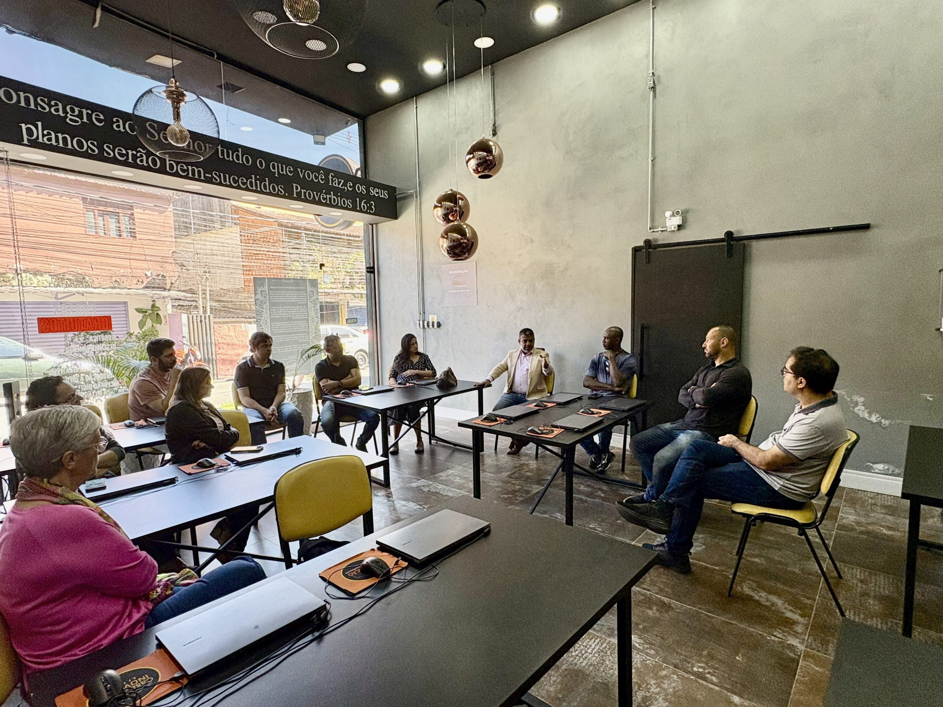 Os comiss&aacute;rios foram recepcionados pelo idealizador da Casa da Inova&ccedil;&atilde;o, Alex Castellar, e discutiram a colabora&ccedil;&atilde;o m&uacute;tua em projetos sociais - Divulga&ccedil;&atilde;o