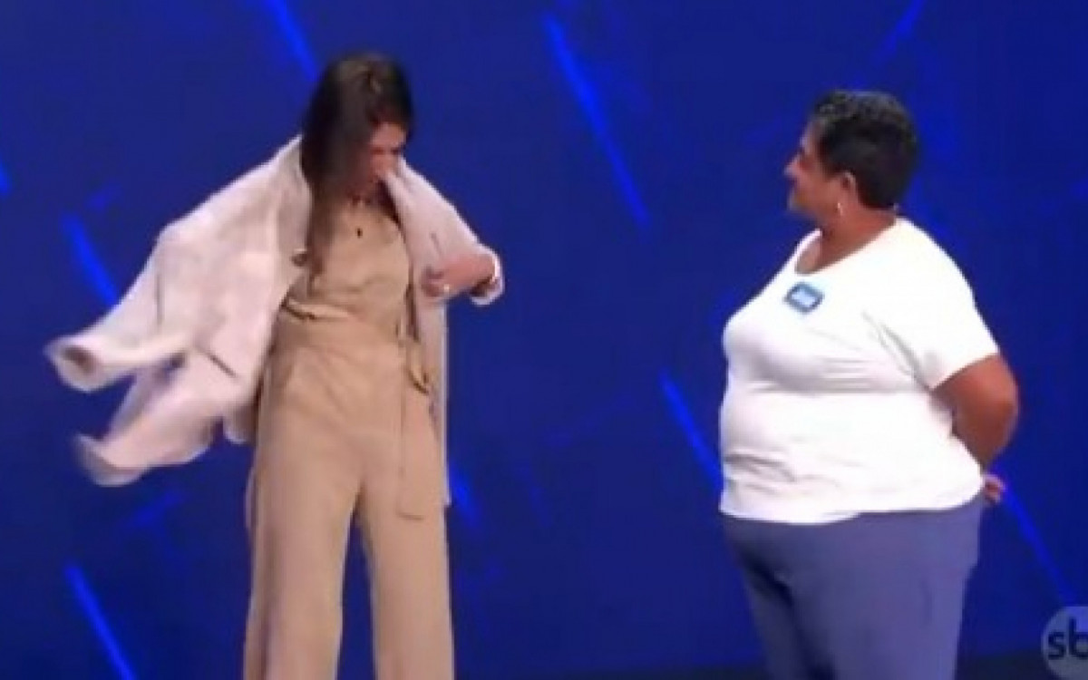 Rebeca Abravanel tira casaco de participante do 'Roda a Roda' - Reprodução/SBT