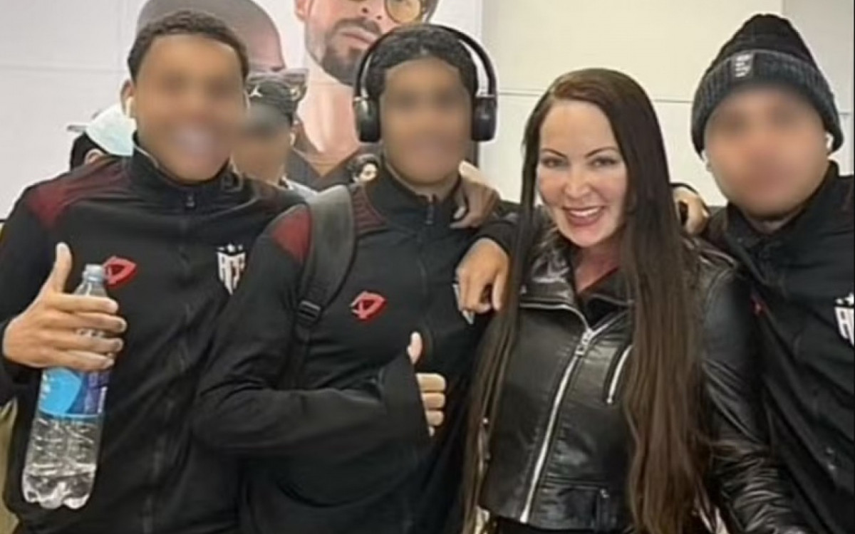 Jogadores do sub-17 do Atlético-GO tiraram foto com a atriz pornô Elisa Sanches