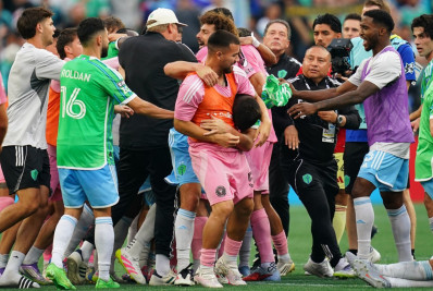 Vídeo: Suárez cospe em adversário durante confusão em final