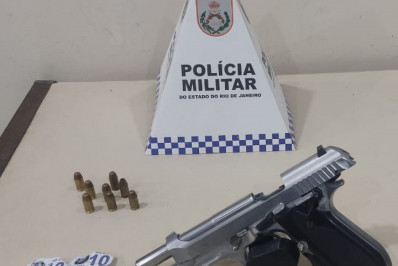 Dupla é presa com pistola e drogas dentro de carro em Saquarema