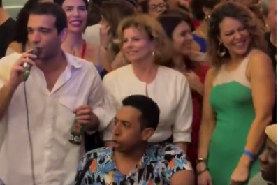 Vídeo! Humberto Carrão comemora aniversário com roda de samba e amigos famosos
