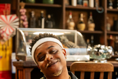 Lukinhas estreia no 'Poesia Acústica 17' e afirma: 'fala a minha linguagem'