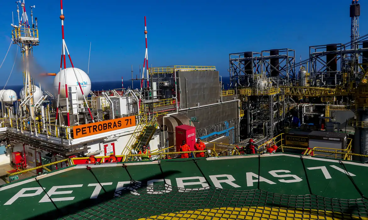 Brasil bate pela primeira vez marca de cinco milhões de barris de petróleo e gás, aponta ANP