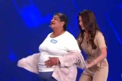 Rebeca Abravanel tira casaco de participante para ajudar com resposta do 'Roda a Roda'