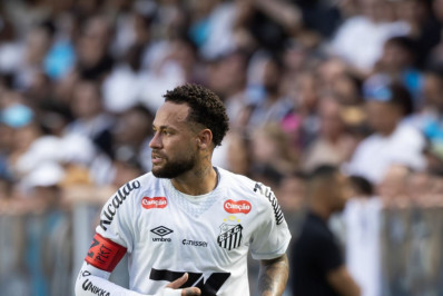 Neymar homenageia Santos com tatuagem na coxa