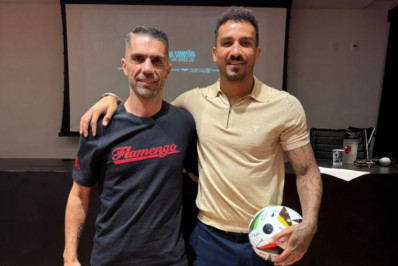Danilo palestra para garotos das categorias sub-15 e sub-16 do Flamengo
