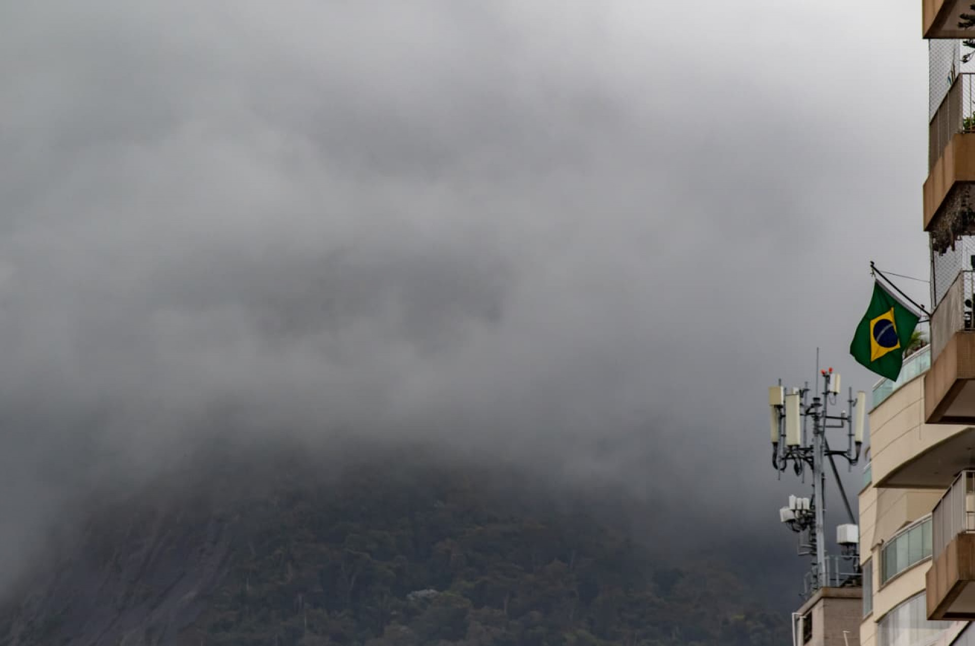Ventos &uacute;midos vindos do oceano influenciam na nebulosidade na cidade do Rio - &Eacute;rica Martin/Ag&ecirc;ncia O Dia