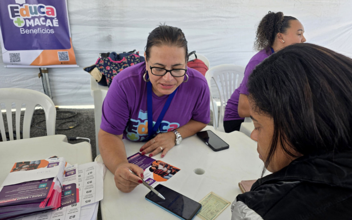 Pais e responsáveis recebem orientação sobre o uso do aplicativo Educa Mais Benefícios na Cidade Universitária