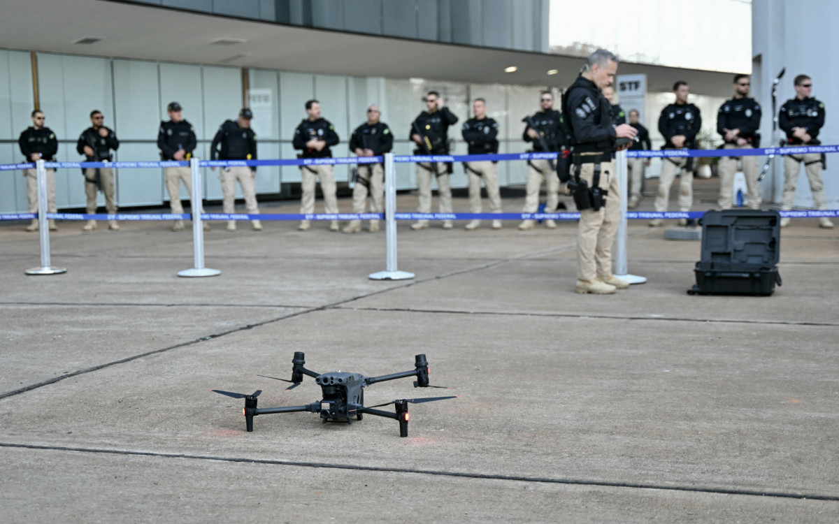 Agentes usam drone no STF em preparação para o início do julgamento do ex-presidente Jair Bolsonaro - AFP