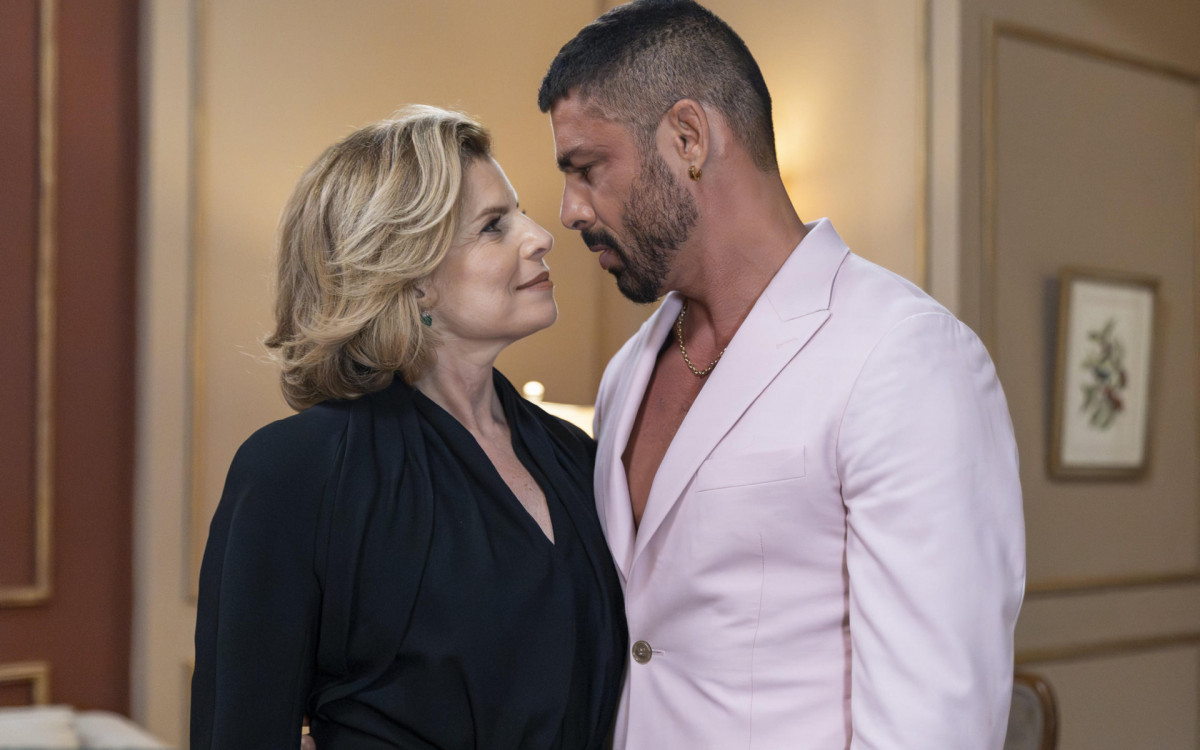 César (Cauã Reymond) e Odete (Debora Bloch)
- Globo/ Gabriel Vaguel