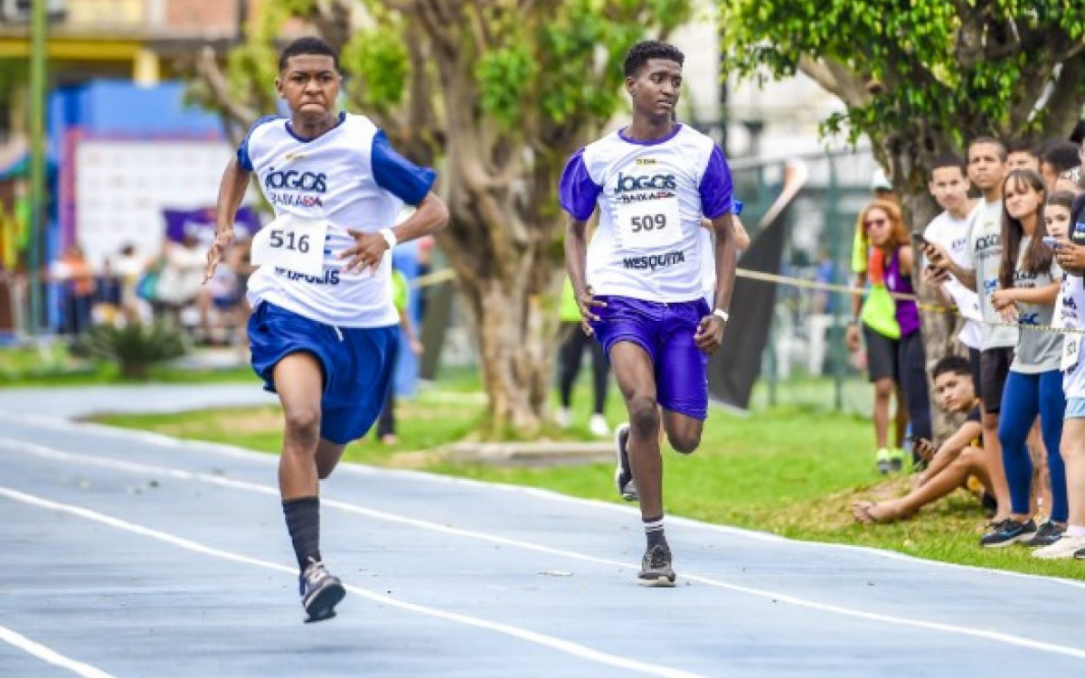 Velocidade máxima! Atletas dão a largada na corrida de 100 metros dos Jogos da Baixada 2025.