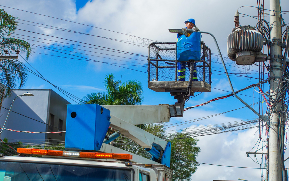 Equipes já iniciaram a instalação da nova iluminação em LED