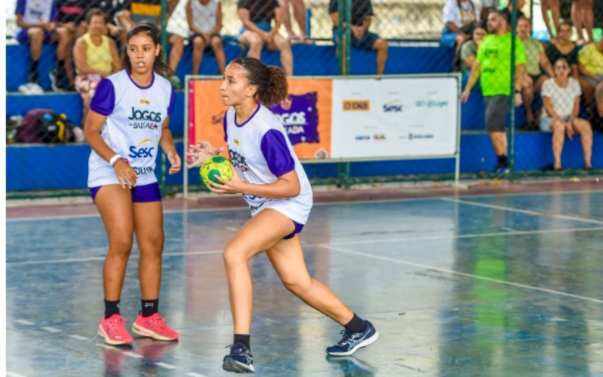 Garra em quadra! Atletas do handebol feminino brilham nos Jogos da Baixada 2025.