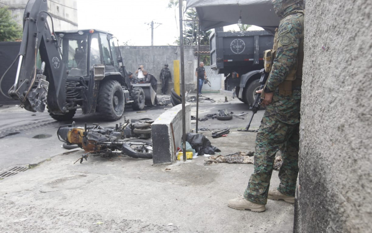 Remoção de barricadas na comunidade da Mangueira, na Zona Norte - Reginaldo Pimenta/Agência O DIA