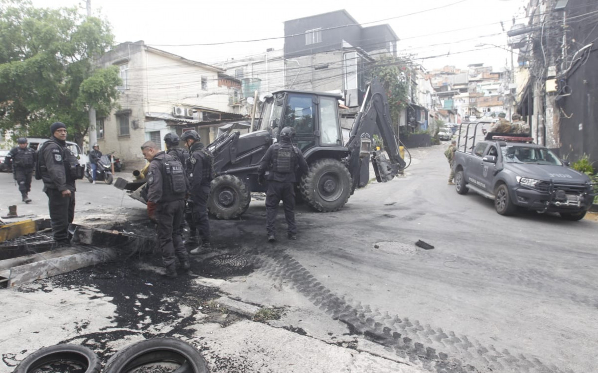 Remoção de barricadas na comunidade da Mangueira, na Zona Norte - Reginaldo Pimenta/Agência O DIA
