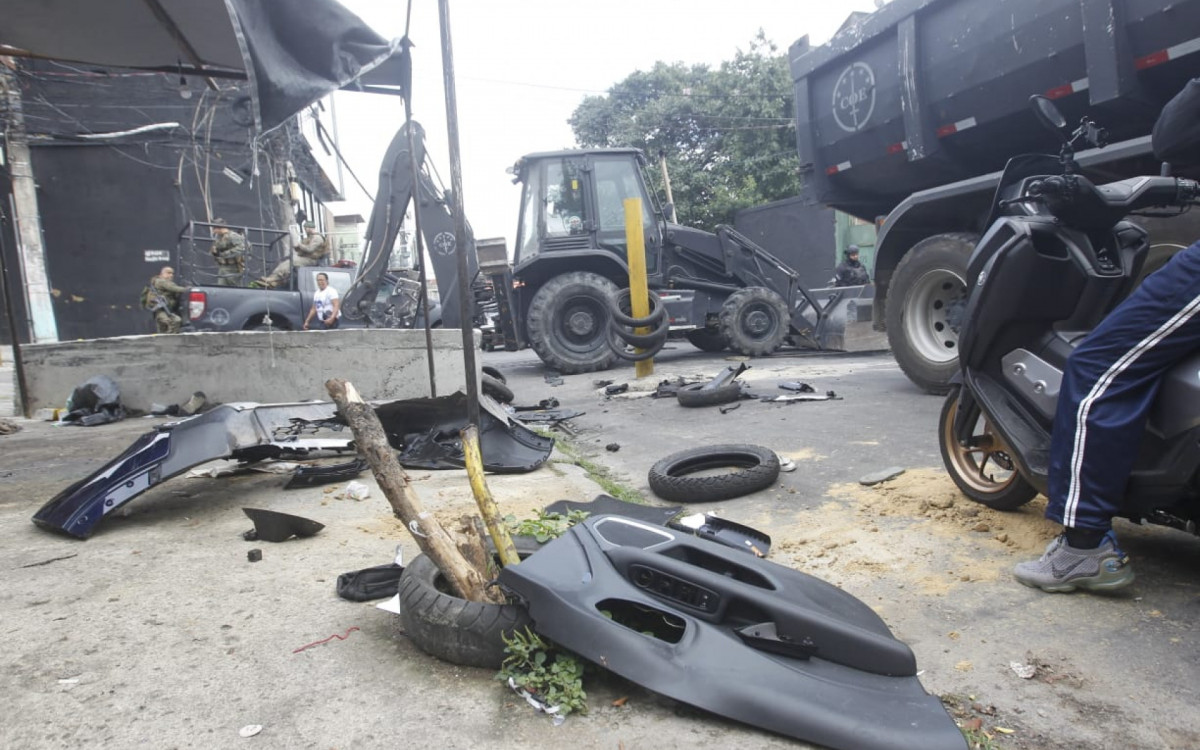 Remoção de barricadas na comunidade da Mangueira, na Zona Norte - Reginaldo Pimenta/Agência O DIA