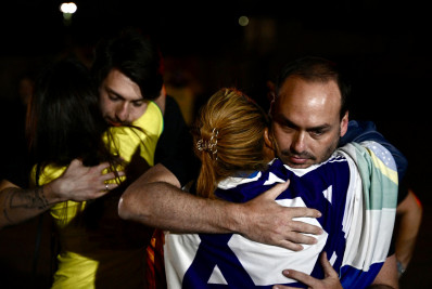 Filhos de Bolsonaro participam de vigília horas antes de julgamento do pai