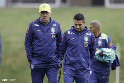 Raphinha se apresenta, e Ancelotti comandará treino da Seleção com grupo completo