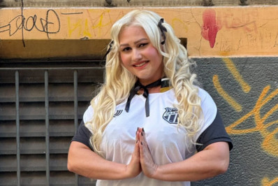 Musa do Ceará faz topless em frente à igreja e pede benção para vencer o concurso