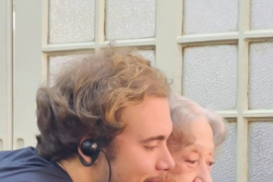 Fernanda Montenegro se derrete pelo neto nos bastidores de 'Emergência 53' 