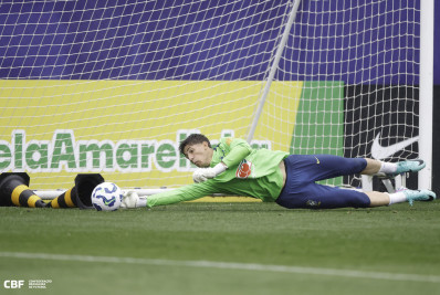 Herói de título do Flamengo celebra encontro com ídolos na Seleção