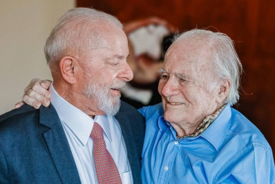 Lula cancela agendas com ministros para ir a velório do jornalista Mino Carta